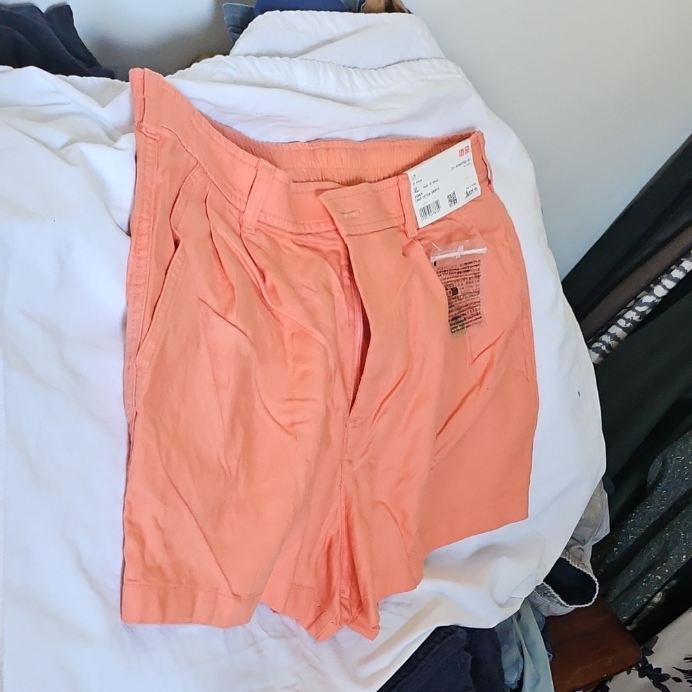 Women's Coral Elastic-Waist Pleated Shorts
